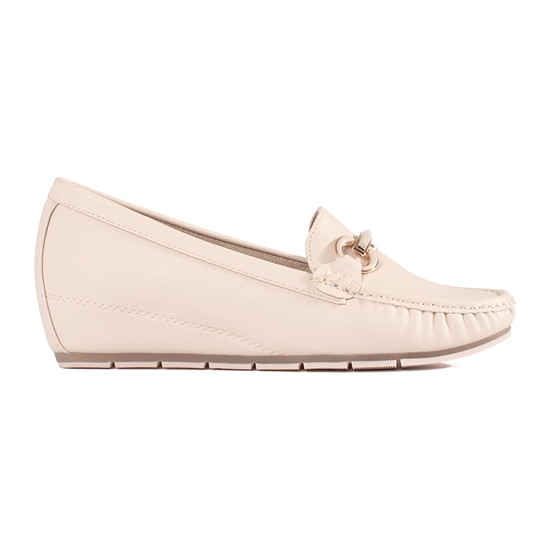 Goodin Mocassini beige su un cuneo basso con un ornamento