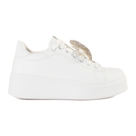Sneaker bianche su una piattaforma di orsacchiotto bianco