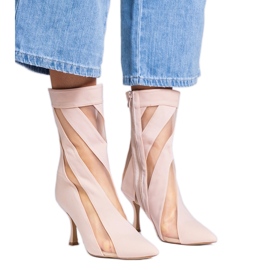 Stivali di raso beige con una maglia su un tallone alto