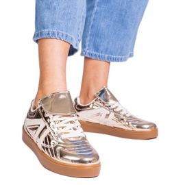 Sneaker dorate laccate d'oro