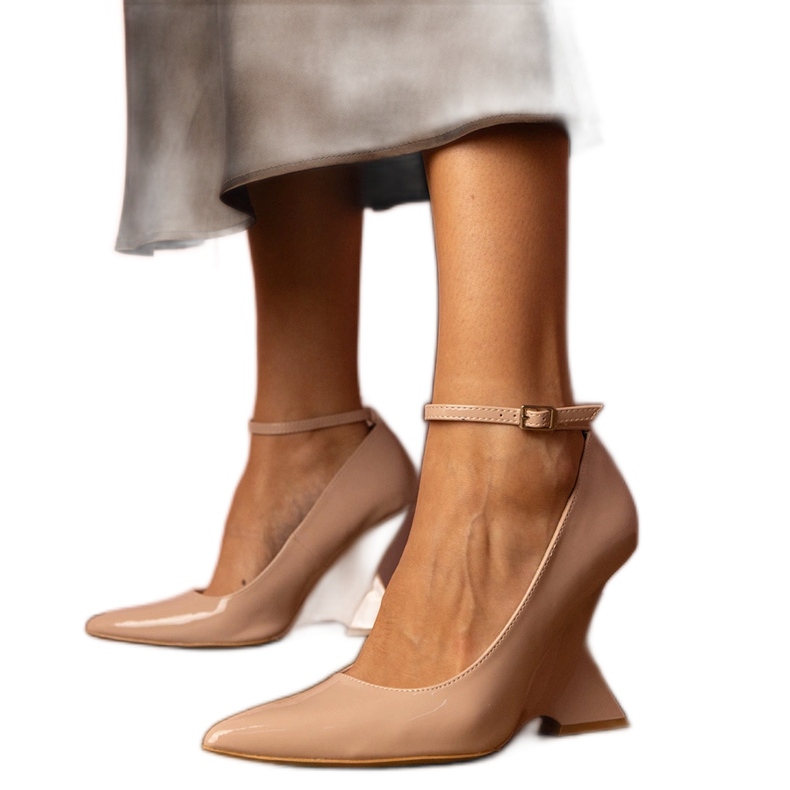 Beige pompe verniciate su cuneo