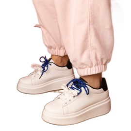 Sneaker sportive bianche sulla piattaforma bianca