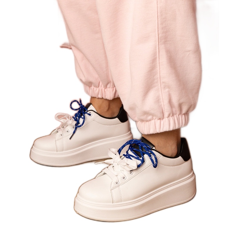 Sneaker sportive bianche sulla piattaforma bianca