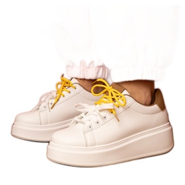 Sneaker sportivi marrone bianco sulla piattaforma