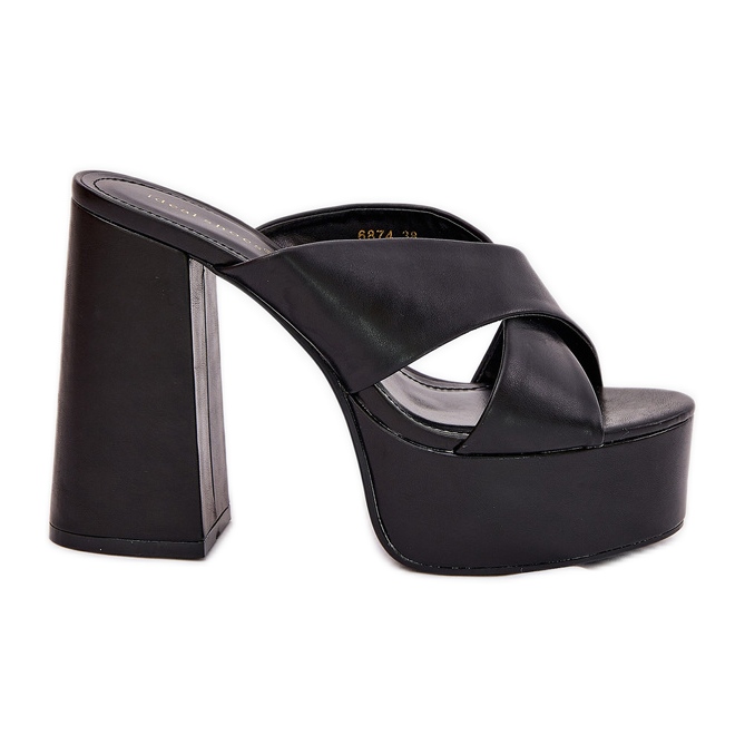 Le pantofole da donna sulla piattaforma e il pilastro nero