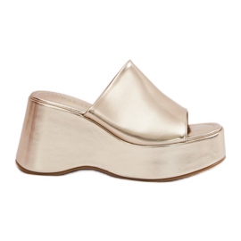 Slifor da donna in pelle Eco sulla piattaforma e zeppe dorate d'oro