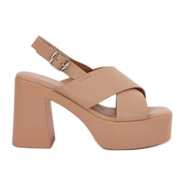 Sandali femminili sul palo e sulla piattaforma con eco in pelle kaki beige