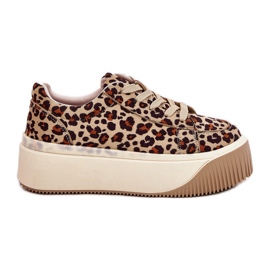 Sneaker su un'enorme piattaforma di leopardo marrone
