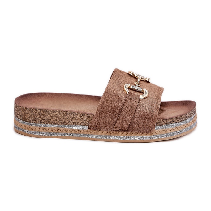 Infradito da donna sulla piattaforma con un ornamento dorato e glitter khaki beige