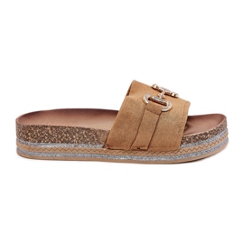 Infradito da donna sulla piattaforma con un ornamento dorato e glitter di cammello marrone