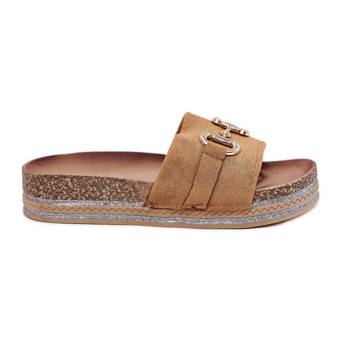 Infradito da donna sulla piattaforma con un ornamento dorato e glitter di cammello marrone