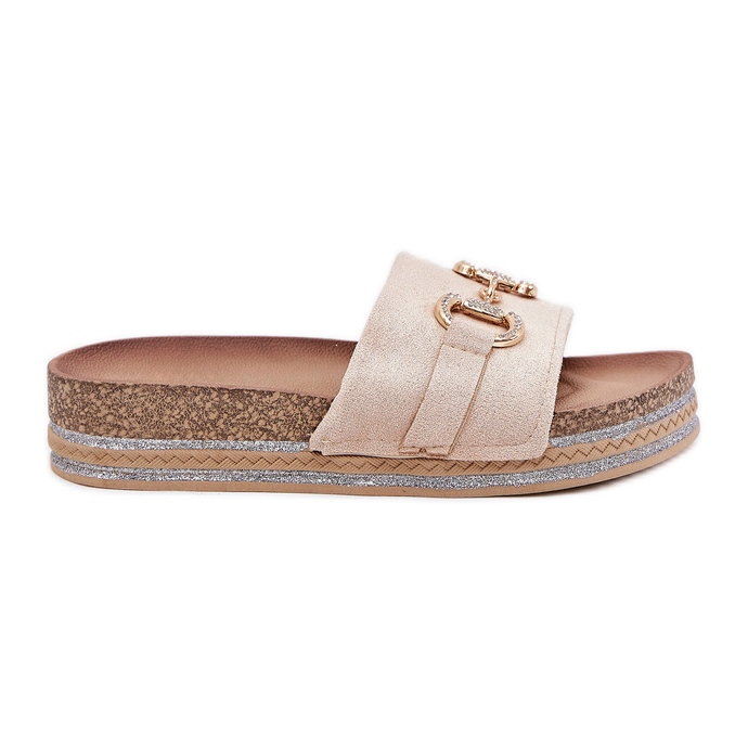 Infradito da donna sulla piattaforma con un ornamento dorato e glitter beige