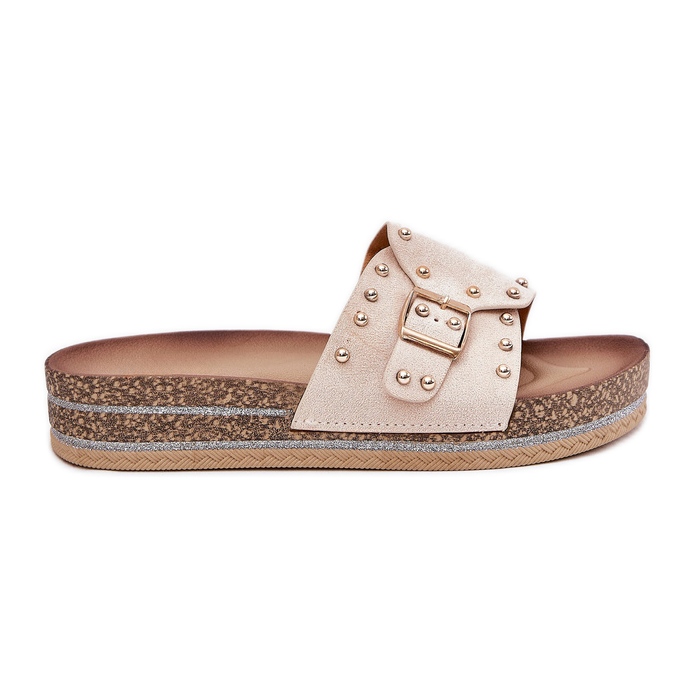 Infradito da donna sulla piattaforma con una fibbia e stalloni beige