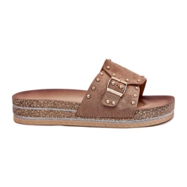 Pantofole da donna sulla piattaforma con una fibbia e khaki stalloni beige