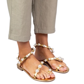 Sandali da donna dorata decorati con perle d'oro