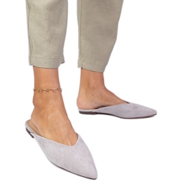 Eleganti infradito grigi fatti di ekozamszu grigio