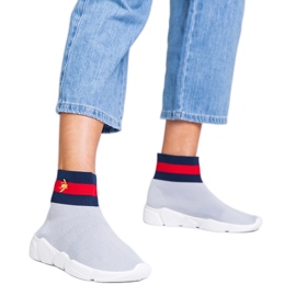 Sneaker sport grigi con una tomaia calza grigio