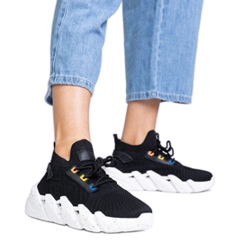 Black Sports Sneakers su una suola enorme nero