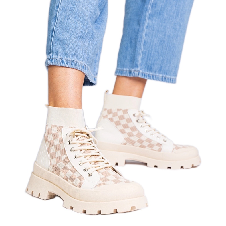 Sneaker beige stivali sulla piattaforma