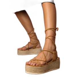 Sandali marroni espadrille su una piattaforma alta marrone