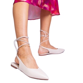Tacchi piatti beige fatti di ecologico
