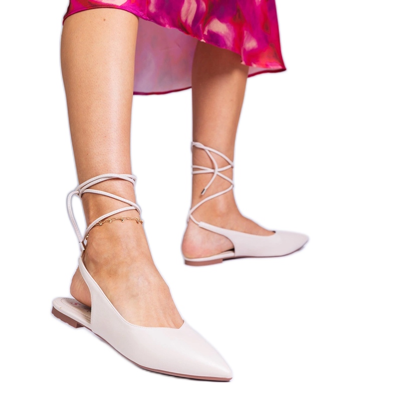 Tacchi piatti beige fatti di ecologico