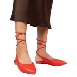 Tacchi piatti rossi fatti di ecologio rosso