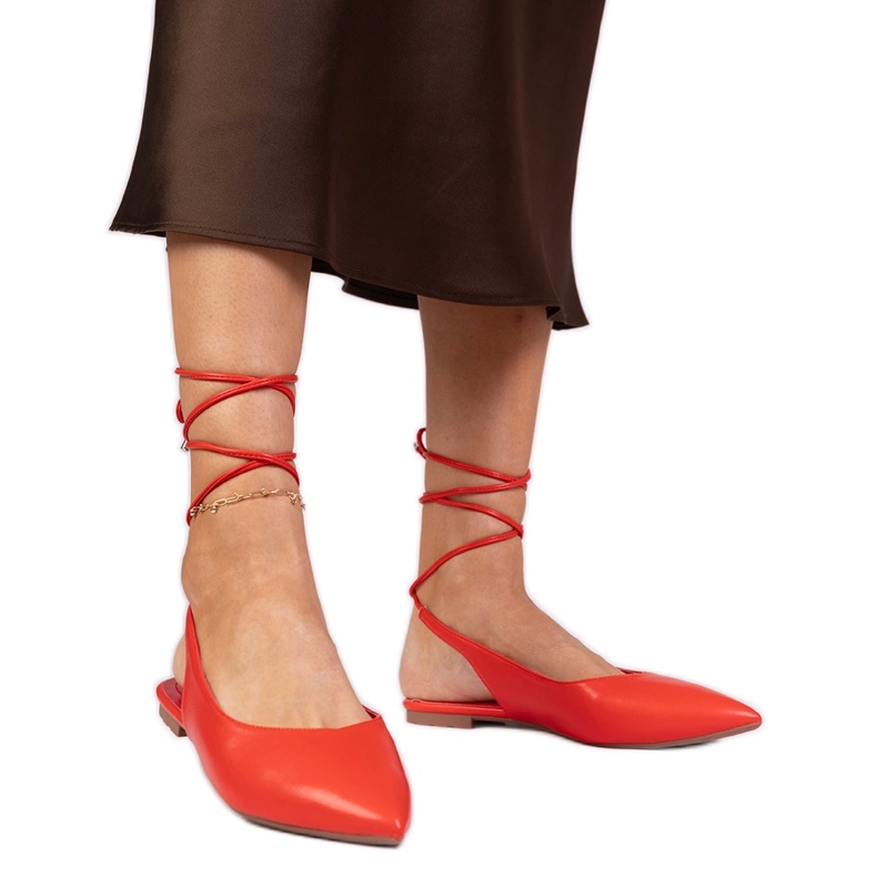 Tacchi piatti rossi fatti di ecologio rosso