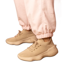 Sneaker sportive beige con una tomaia calzini