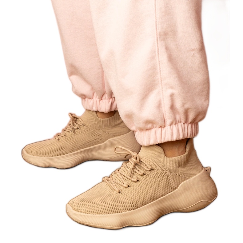 Sneaker sportive beige con una tomaia calzini