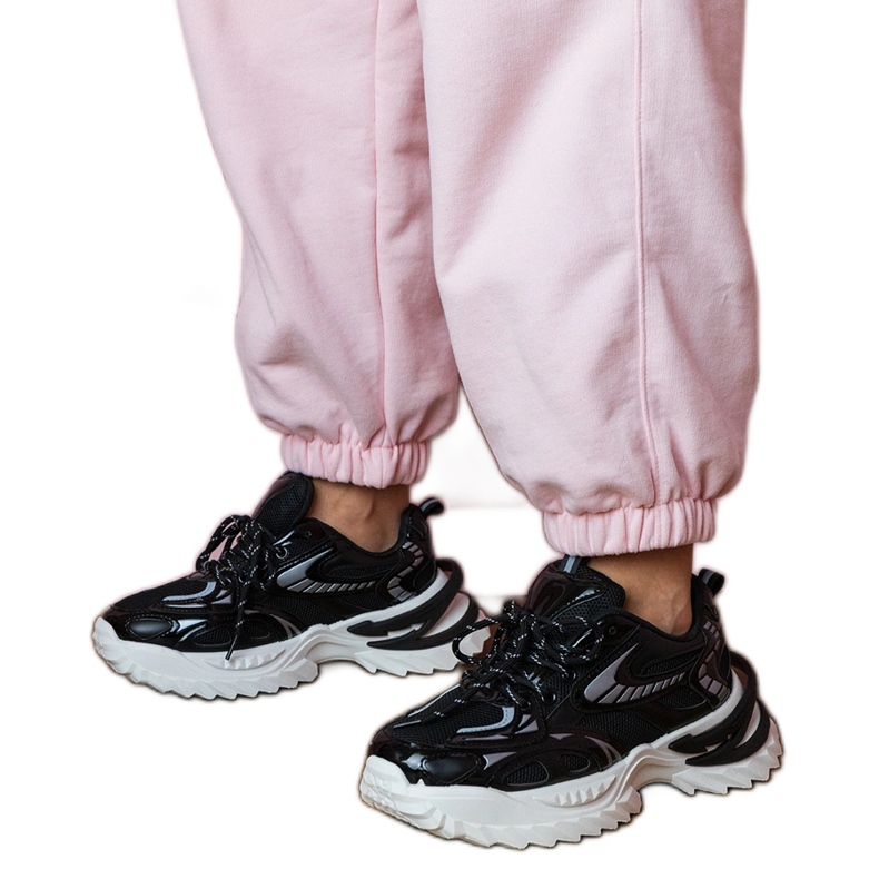 Sneaker sportive nere su una suola elegante nero