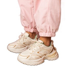 Sneaker sportive beige su una suola spessa