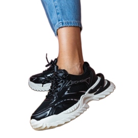 Sneaker sportive nere su una suola spessa nero