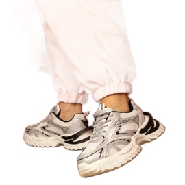 Sneaker sportivi d'argento su una suola spessa