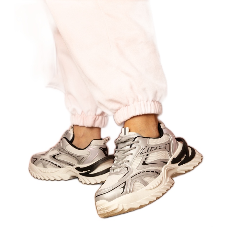 Sneaker sportivi d'argento su una suola spessa