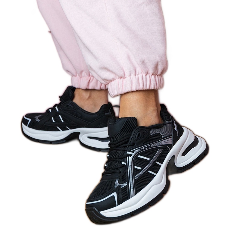 Sneaker sportive nere su una suola enorme nero