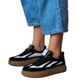 Sneaker nere sneaker su una suola spessa nero