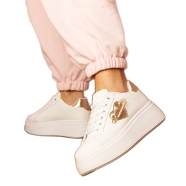 Sneaker bianche con un cuore dorato e spille da zircone bianco