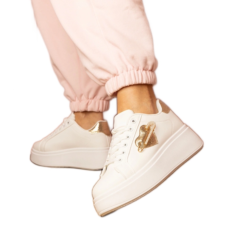 Sneaker bianche con un cuore dorato e spille da zircone bianca