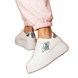 Sneaker bianche con un cuore blu e un perno di zircone bianco