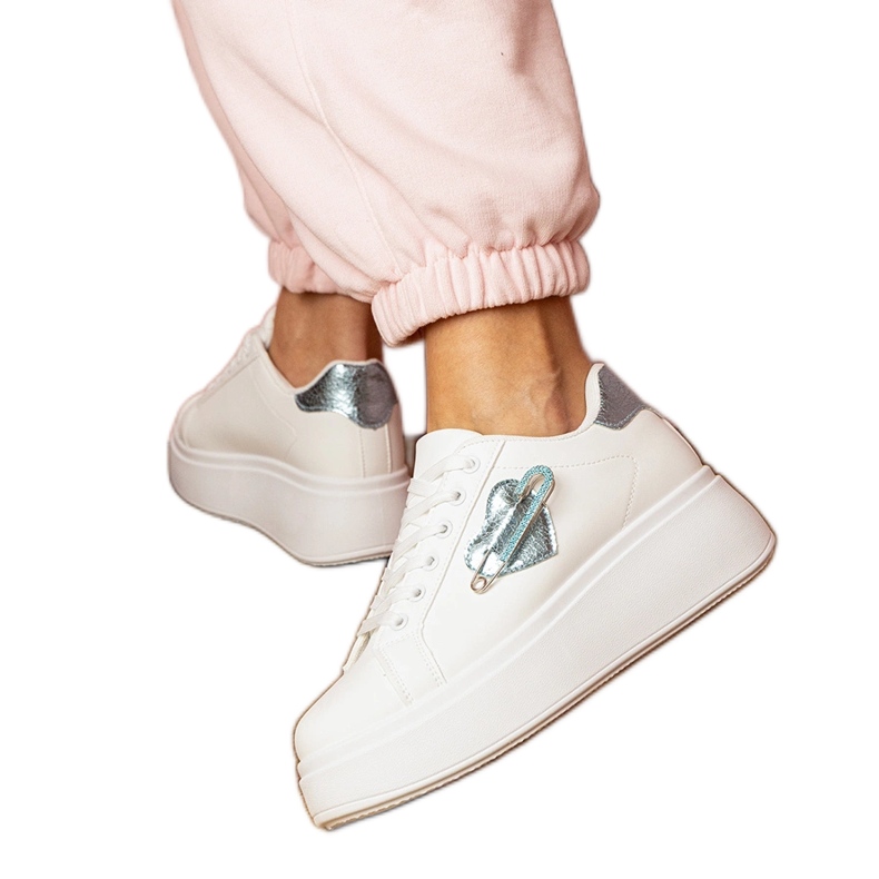 Sneaker bianche con un cuore blu e un perno di zircone bianca