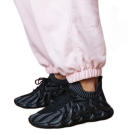 Black Sports Sneakers su una suola enorme nero