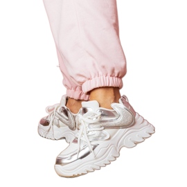 Sneaker bianche su una suola enorme con zirconi bianco