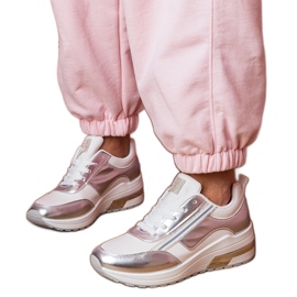 Sneaker bianche con zirconi e un inserimento metallico bianco