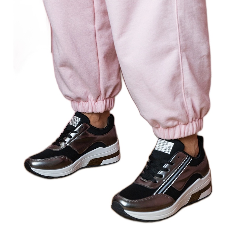 Sneaker nere con zirconi e un inserimento metallico nero