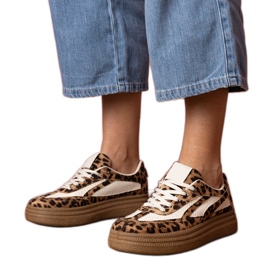 Sneaker leopardo sneaker su una suola spessa marrone