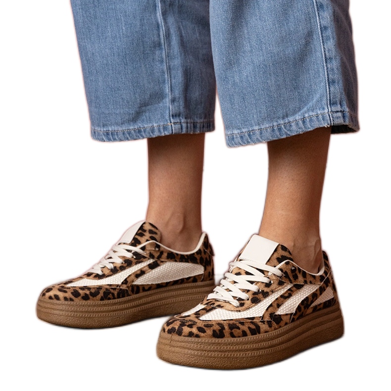 Sneaker leopardo sneaker su una suola spessa marrone