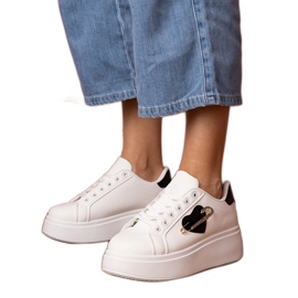 Sneaker bianche con un cuore nero e un perno di zircone bianco