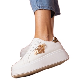 Sneaker bianche con spille da zircone e un'aggiunta leopardo bianca