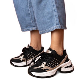 Sneaker sportive nere su una suola enorme nero